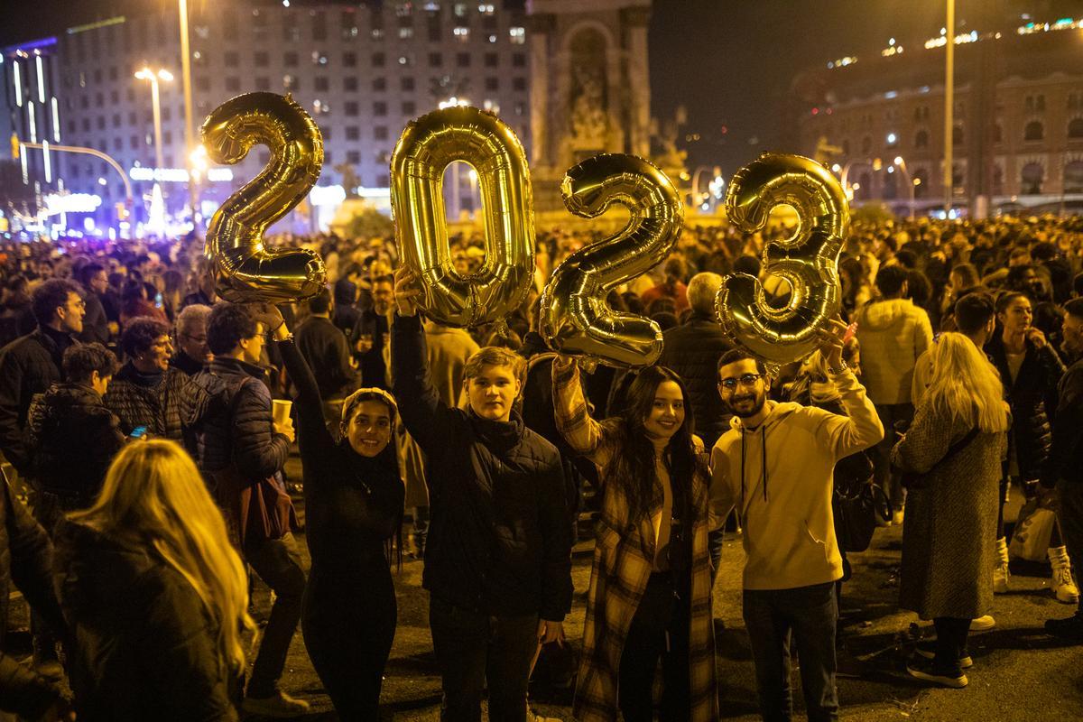 Fiesta para celebrar el paso del 2022 al 2023 junto a la Fuente Mágica de Montjuïc de Barcelona