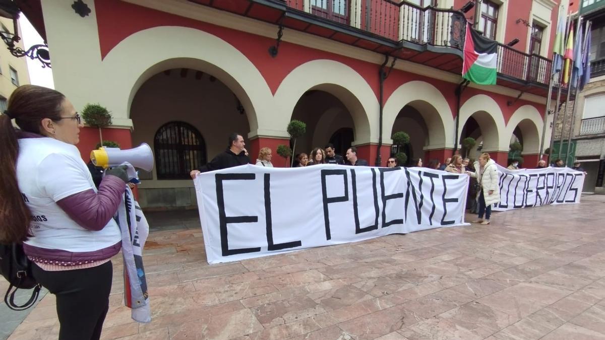 La policía disuelve luna concentración de los vecinos de El Puente (Langreo) contra las expropiaciónes en el barrio
