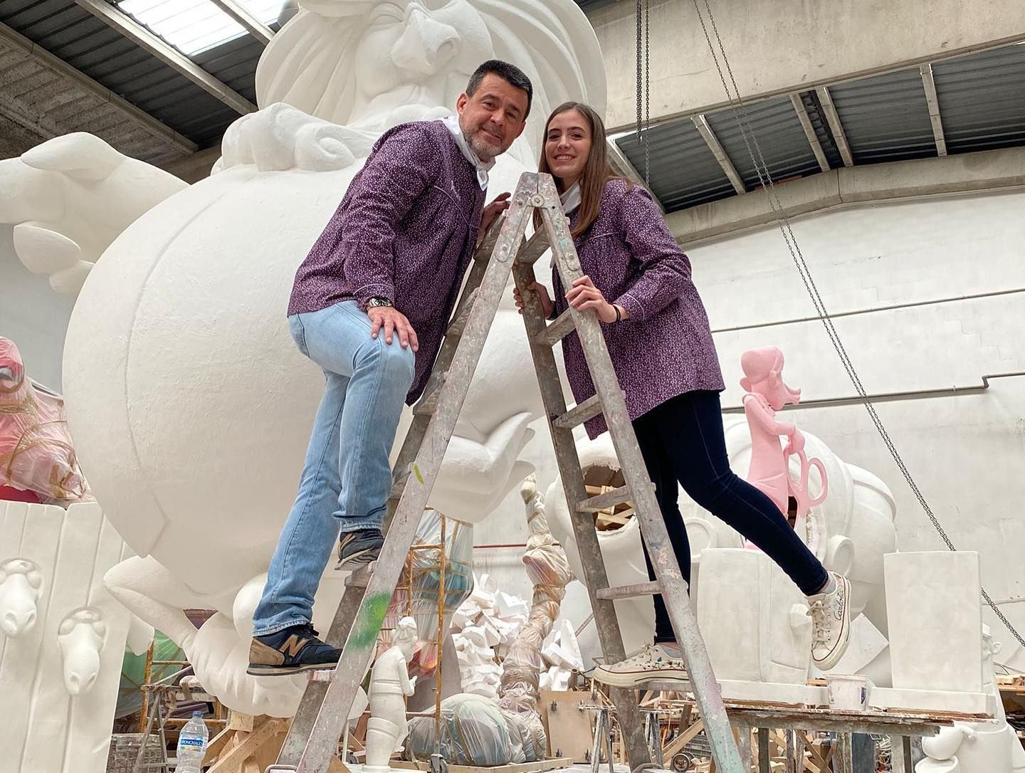 Carlota, durante una visita al taller de Luis Espinosa para ver su falla de Primera A