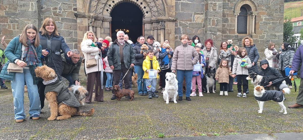 Asistentes a la misa, junto a sus mascotas.