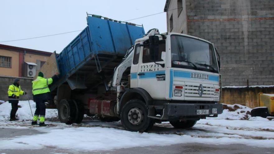 Las tuberías se hielan en Calatayud y Monzón vierte 6.000 kilos de sal para eliminar el hielo de sus calles