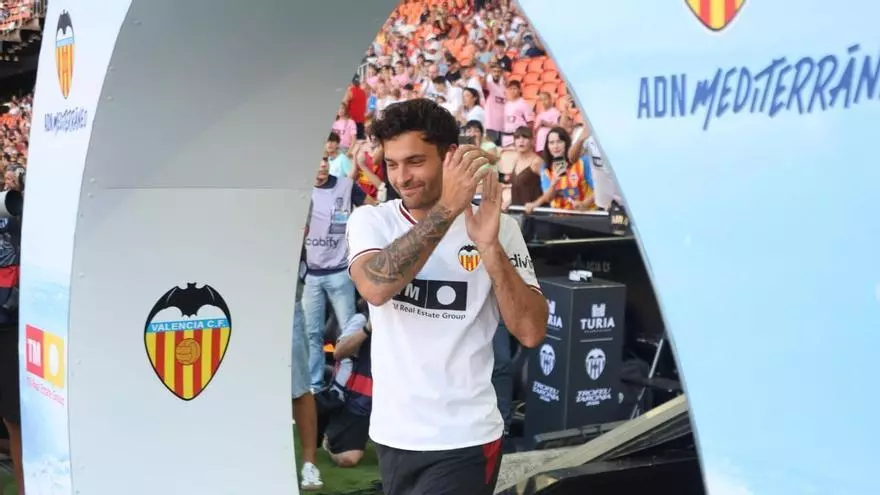 El Valencia CF presenta a su equipo para la temporada 2026-2027 antes del Trofeu Taronja