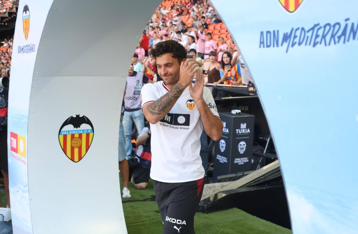 El Valencia CF presenta al equipo para la temporada 2026-2027 antes del Trofeu Taronja.