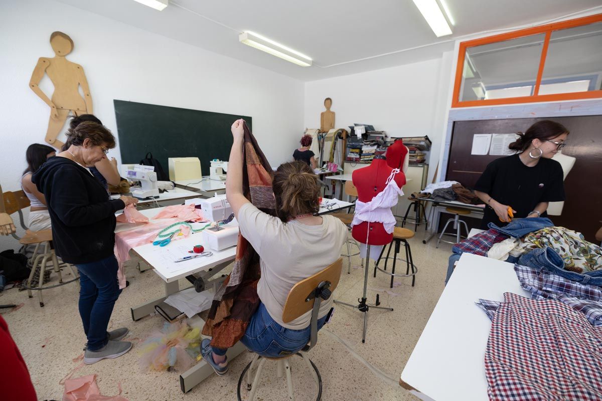 Todas las imágenes del maratón de reciclaje de ropa de la Escola d'Arts de Ibiza