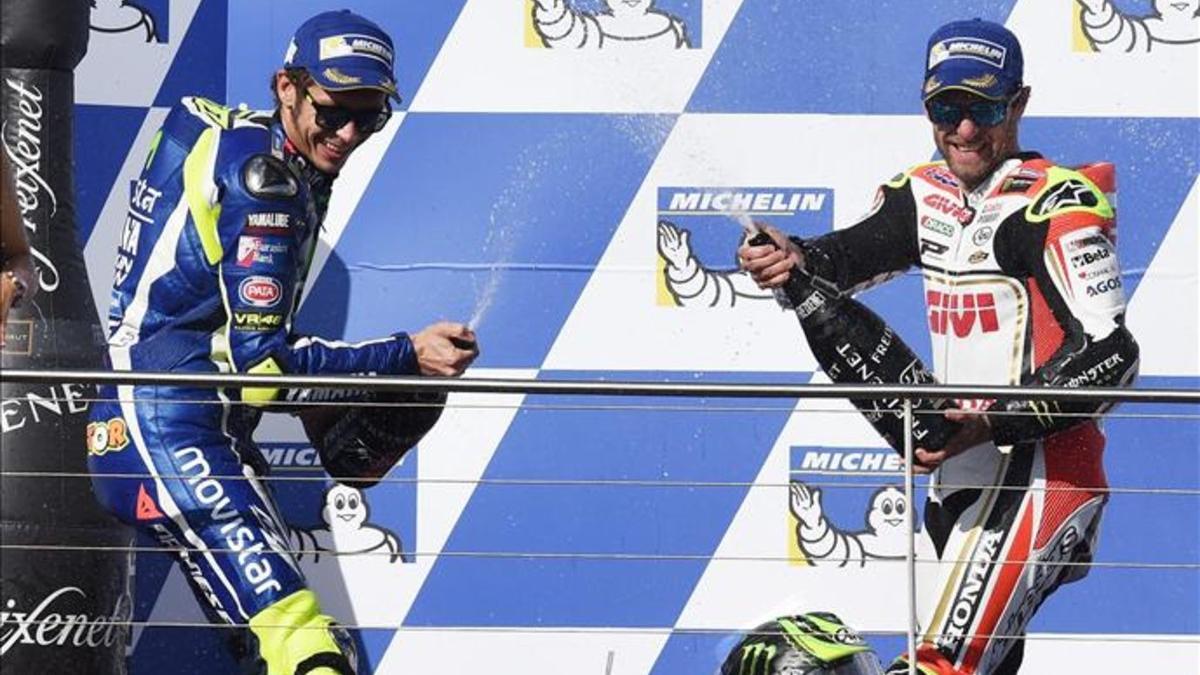 Crutchlow celebra su triunfo en Australia junto a Rossi, segundo