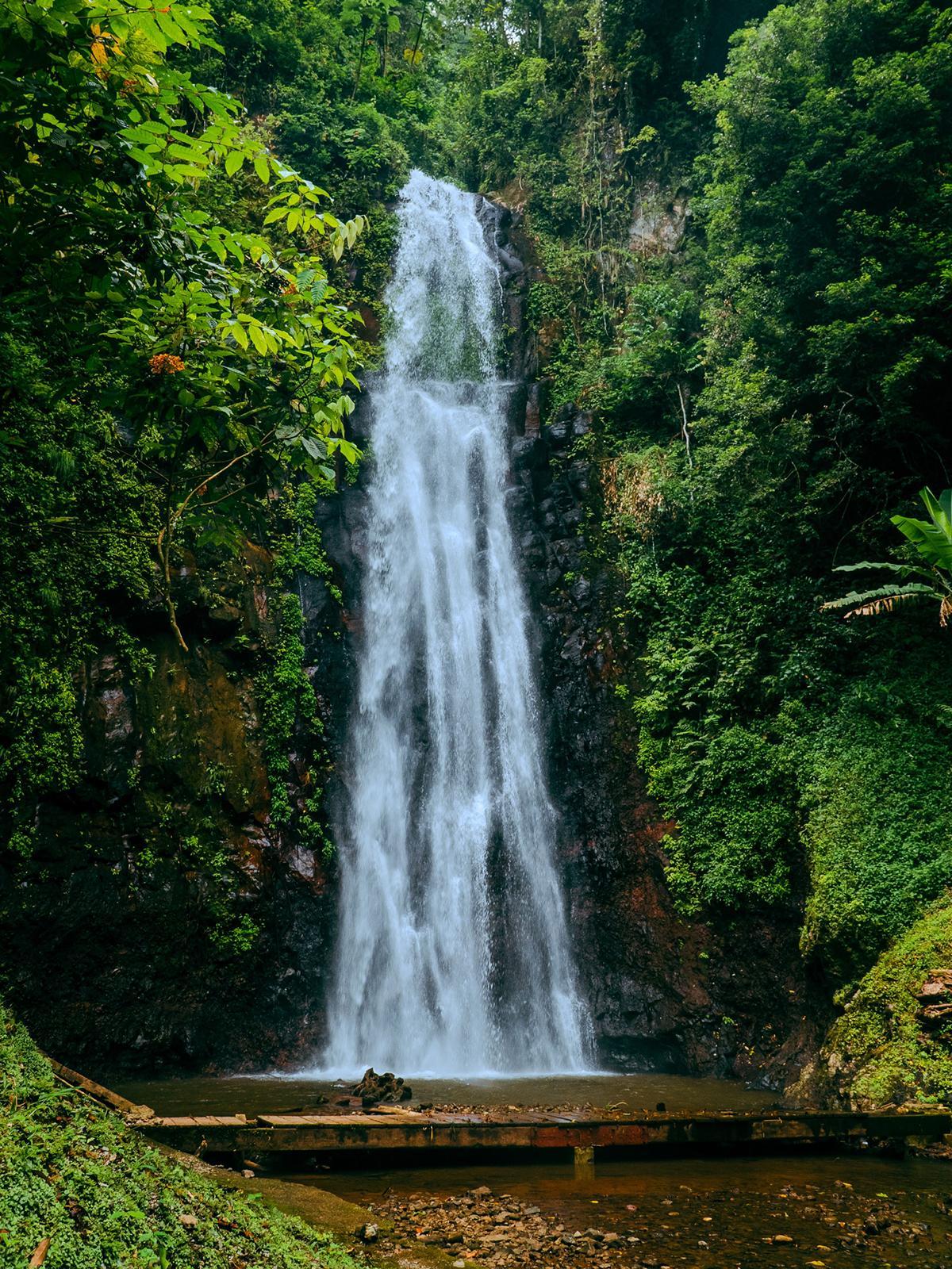 Las cascadas escondidas en la selva tropical muestran la naturaleza más exuberante del archipiélago.