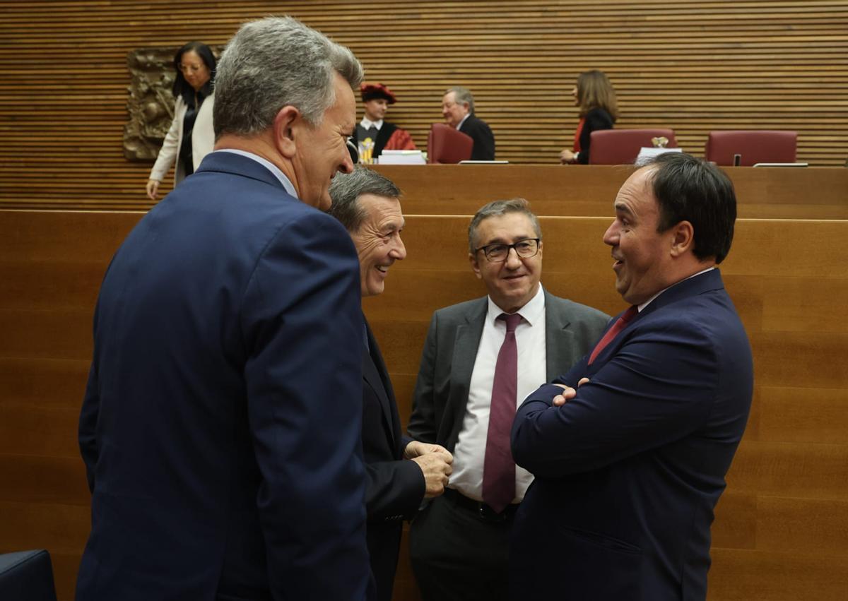 La investidura de Pérez Llorca, en imágenes