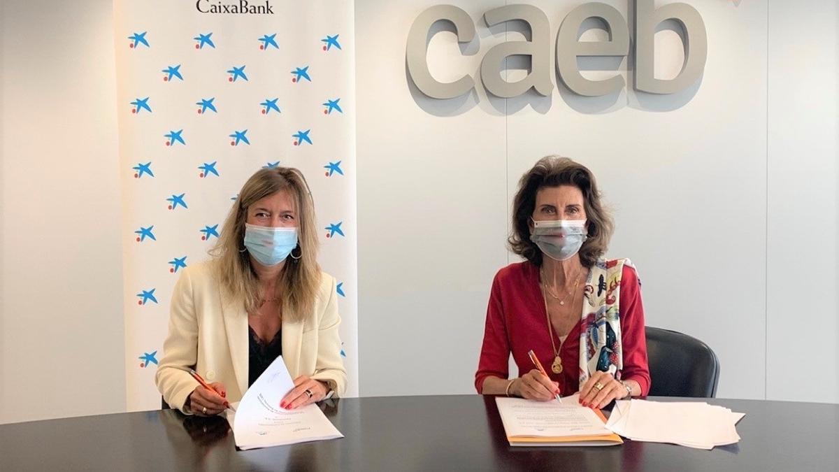 La directora territorial de CaixaBank en Balears, María Cruz Rivera, y la presidenta de CAEB, Carmen Planas, en la firma del acuerdo