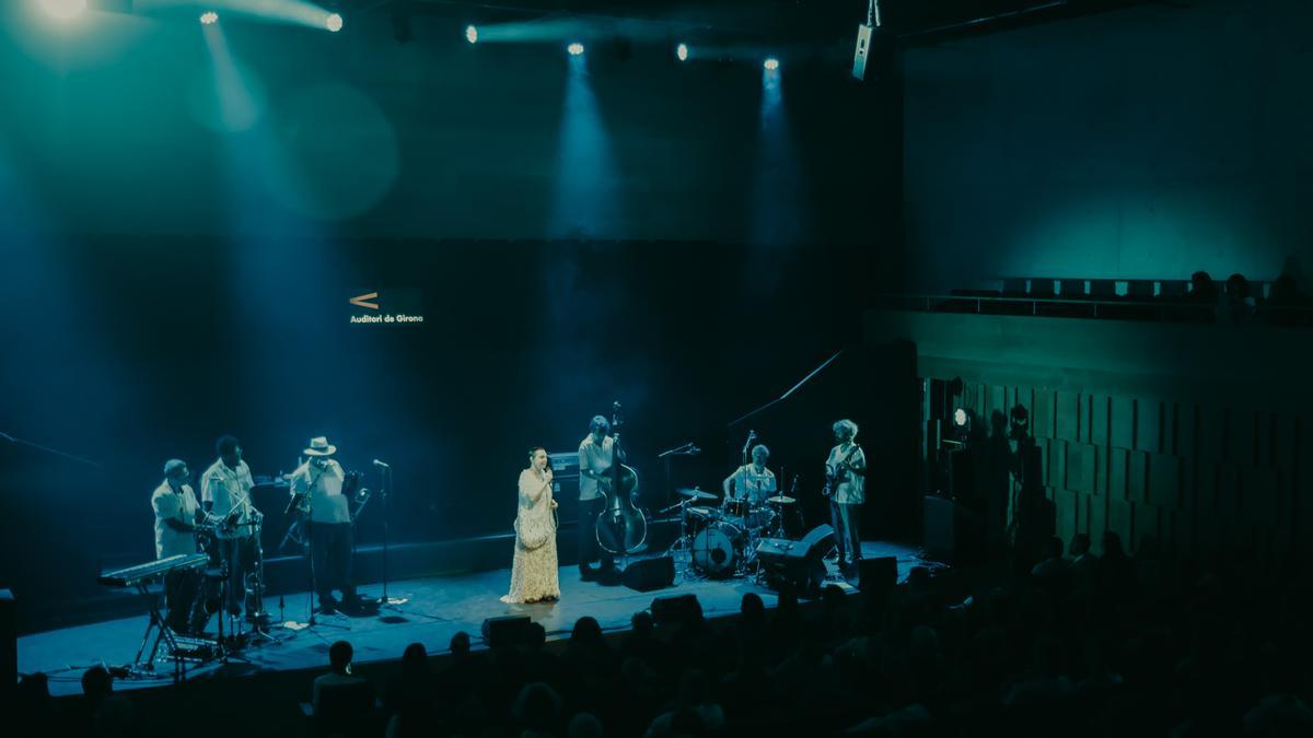 Adriana Calcanhotto i la seva banda, en un moment del concert.