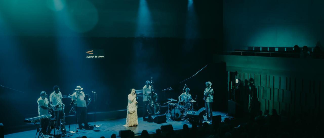 Adriana Calcanhotto i la seva banda, en un moment del concert.