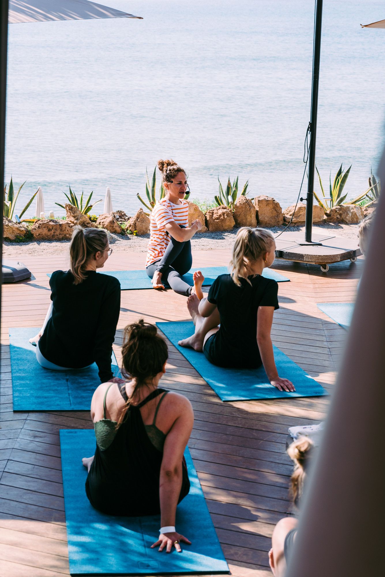 Clases de yoga con vistas al mar en Aiyanna Ibiza, en Cala Nova.