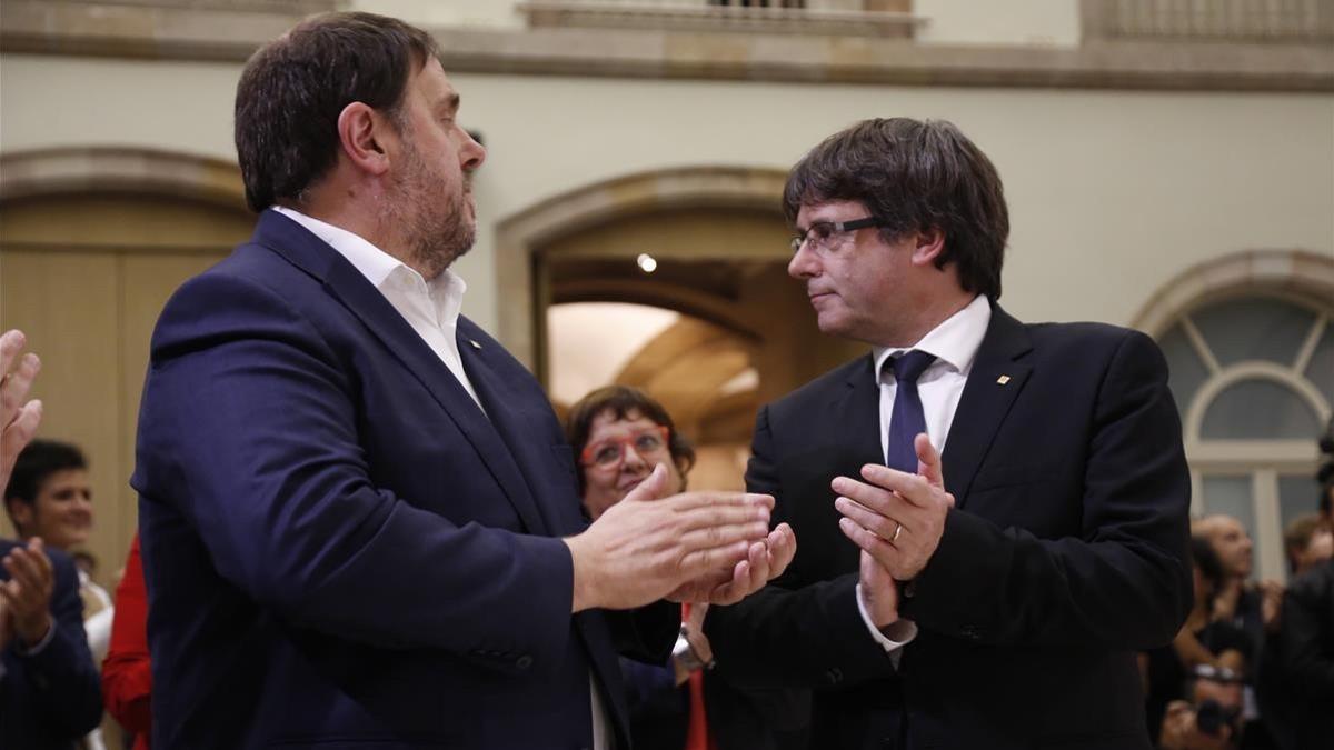 Oriol Junqueras y el president Puigdemont tras el pleno.