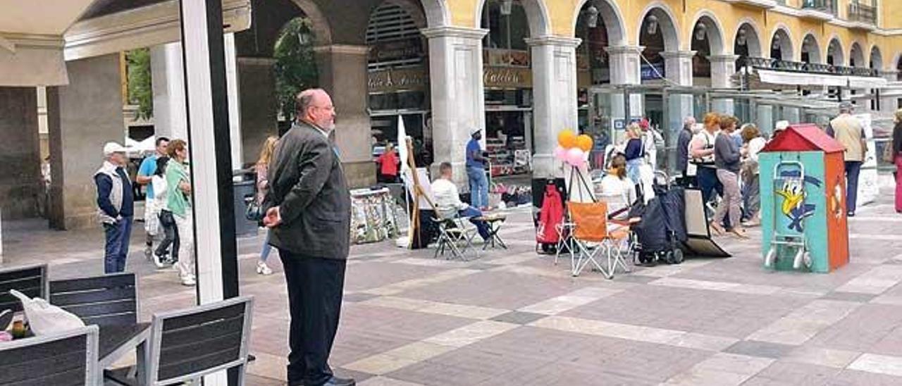 Guillem Navarro observando a los vendedores.