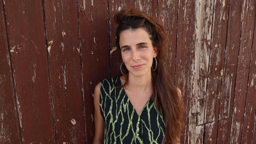 Júlia Febrer Bausà, poeta: "La poesía te permite reducir la velocidad de la mirada"