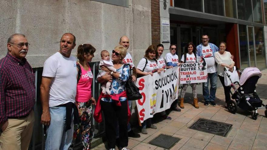 Trabajadores y familiares protestan frente a los Juzgados de Avilés.