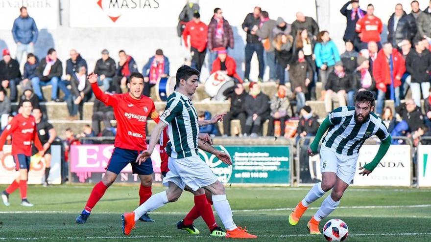 Una jugada del derbi Olot-Peralada (2-1)