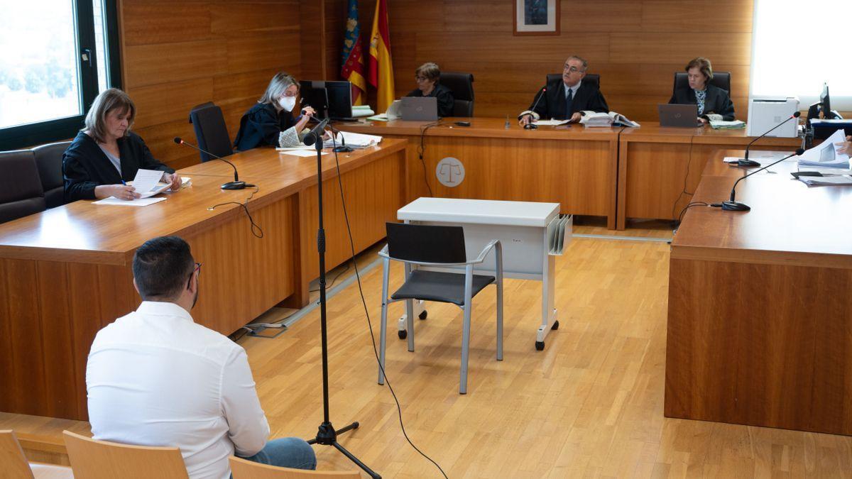 Imagen del procesado, sentado este martes en el banquillo de los acusados de la Audiencia Provincial.