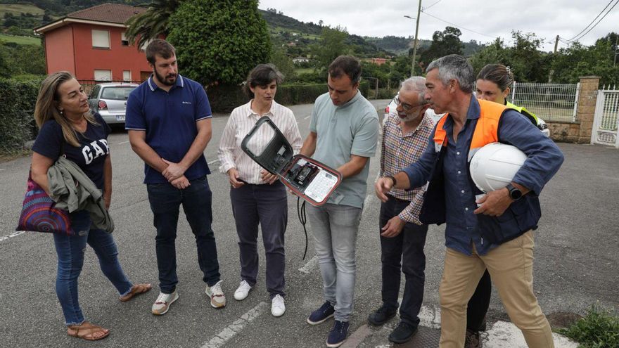 Por la izquierda, Silvia Mier, Adrián Arias, Patricia García, Olmo Ron, Ignacio Díaz, José Nemesio Piñera y Estela Pérez, ayer por la mañana, en La Camocha, con uno de los nuevos modelos de luminarias. | Juan Plaza