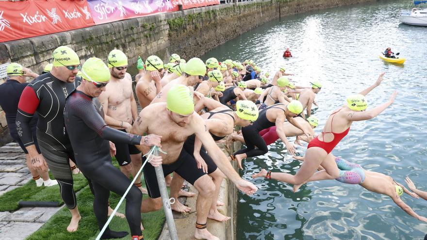 Vídeo: La travesía a nado de Navidad en Gijón congrega un año más a decenas de participantes