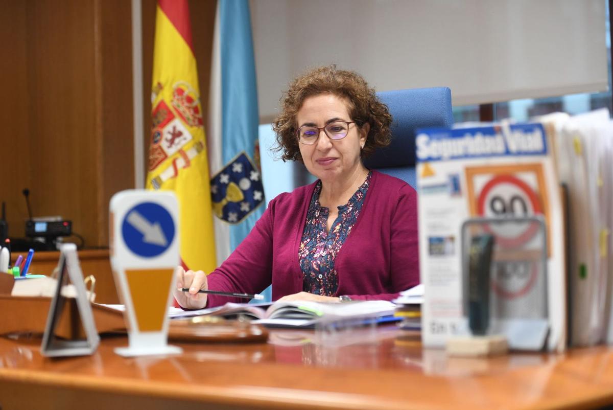 La jefa de Tráfico, en su
despacho en A Coruña. | // CARLOS PARDELLAS