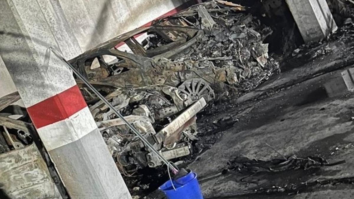 Estado en el que quedaron los vehículos de la víctima y de su actual novio.