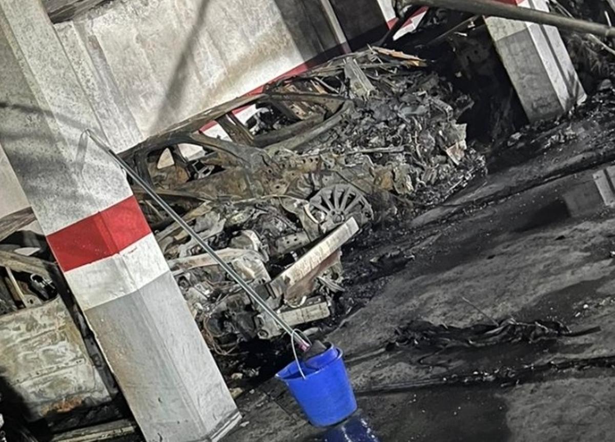 Estado en el que quedaron los vehículos de la víctima y de su actual novio.