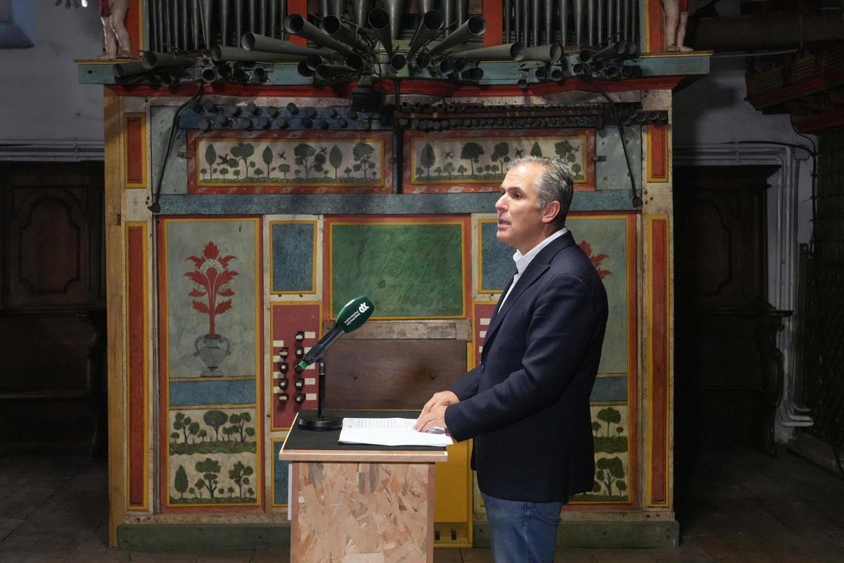 Rafa Domínguez, en rueda de prensa junto al órgano del convento de Santa Clara.