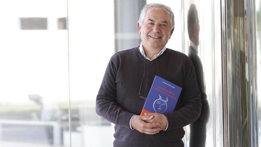 Antoni Cardona Bonet, con el libro que presenta hoy en el Club Diario.