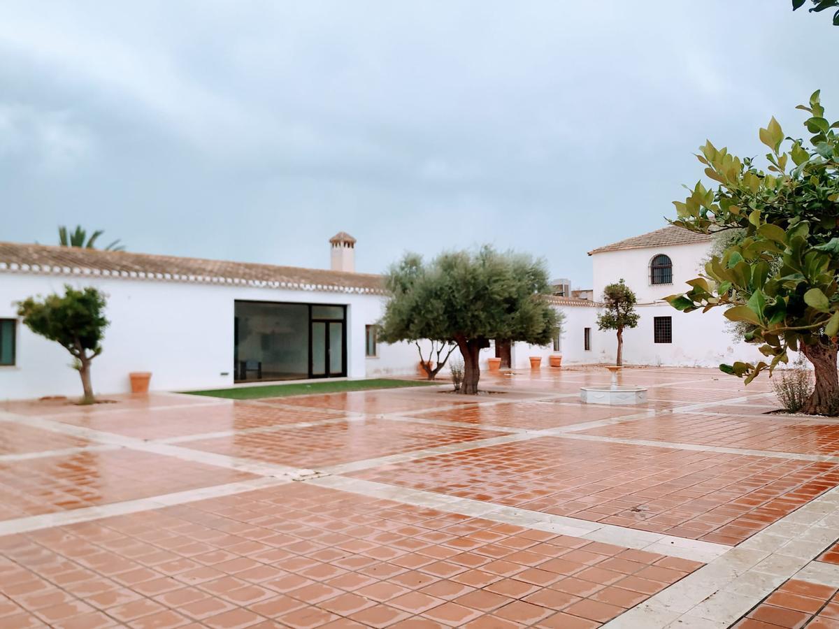 En la otra parte del inmueble también se modificaron los muros exteriores para construir una oficina en 2022.