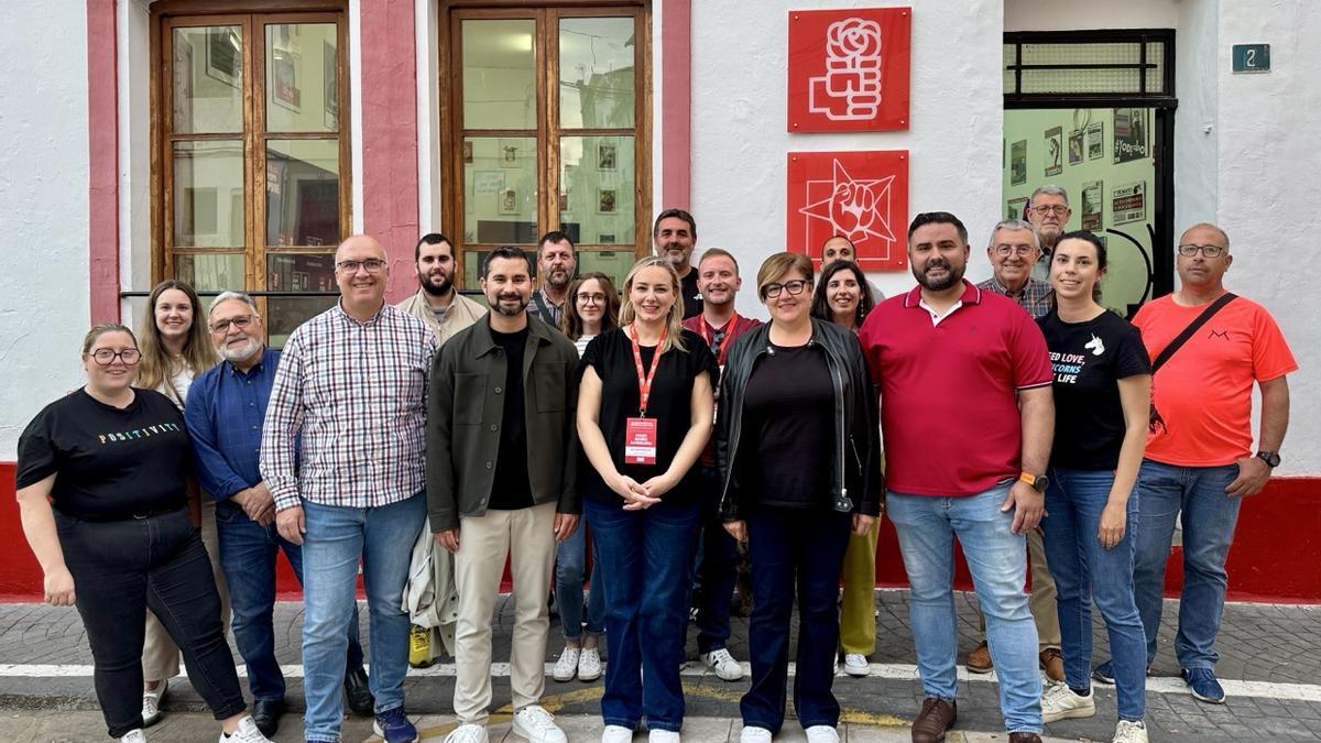 El secretario general, Samuel Falomir, con la líder en el Alto Palancia, Rocío Ibáñez, y más cargos y militantes.