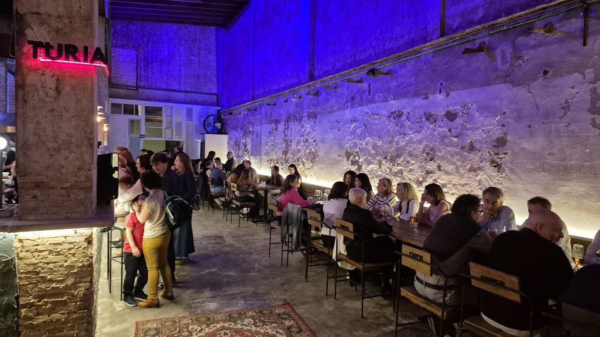 Publico en La Boutique, en Baviera Barrio de Bares de Torrent