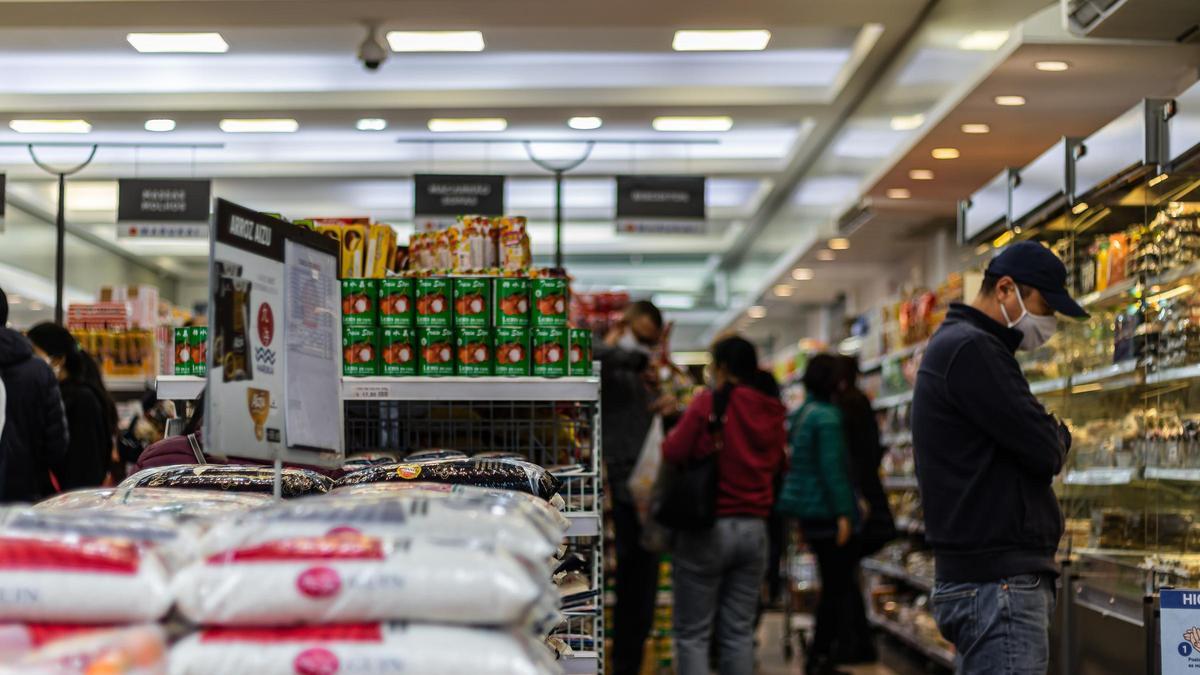 Clientes hacen la compra en un supermercado