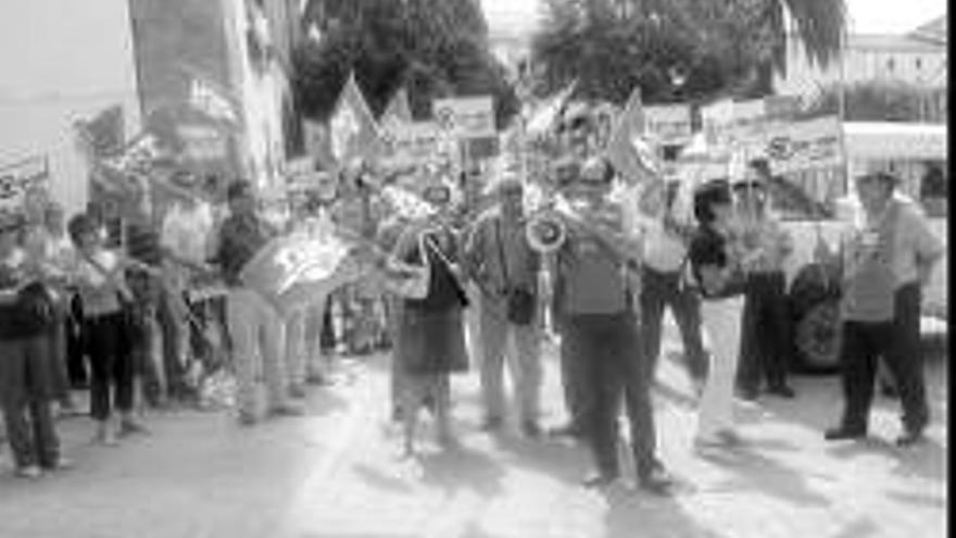 Policías locales exigen mejoras laborales frente al ayuntamiento