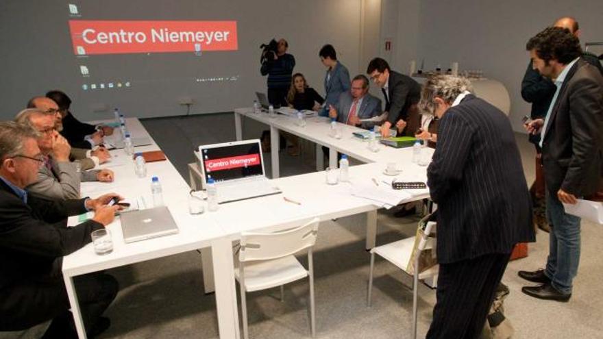 Última reunión del Patronato del Niemeyer, ya presidido por la consejera de Cultura, Ana González.