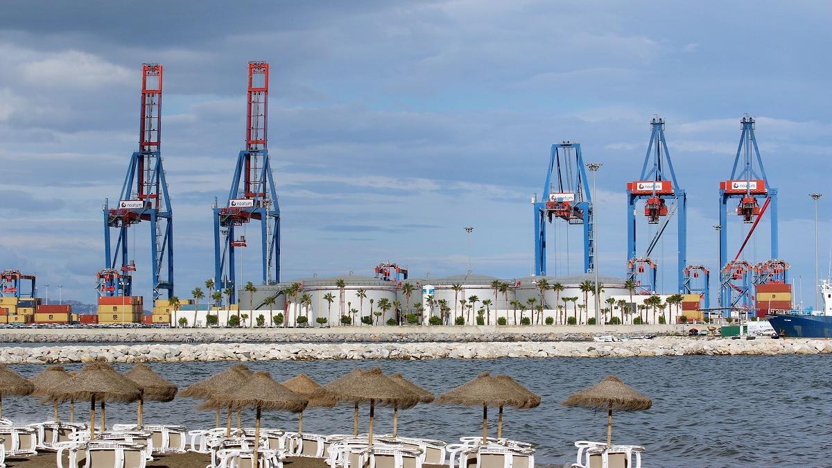 Una vista de las grúas de contenedores del puerto de Málaga.