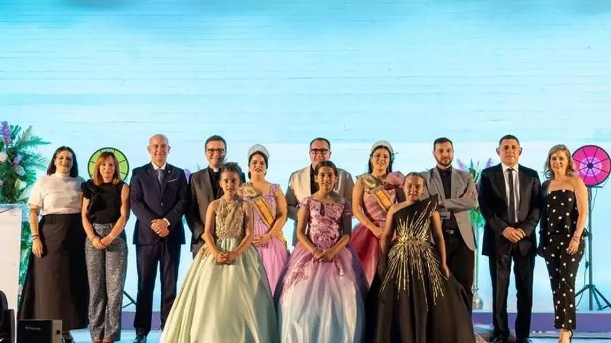 La Corte Mayor de Cox repite reinado: un año más de corona, banda y representación en las fiestas de la Virgen del Carmen