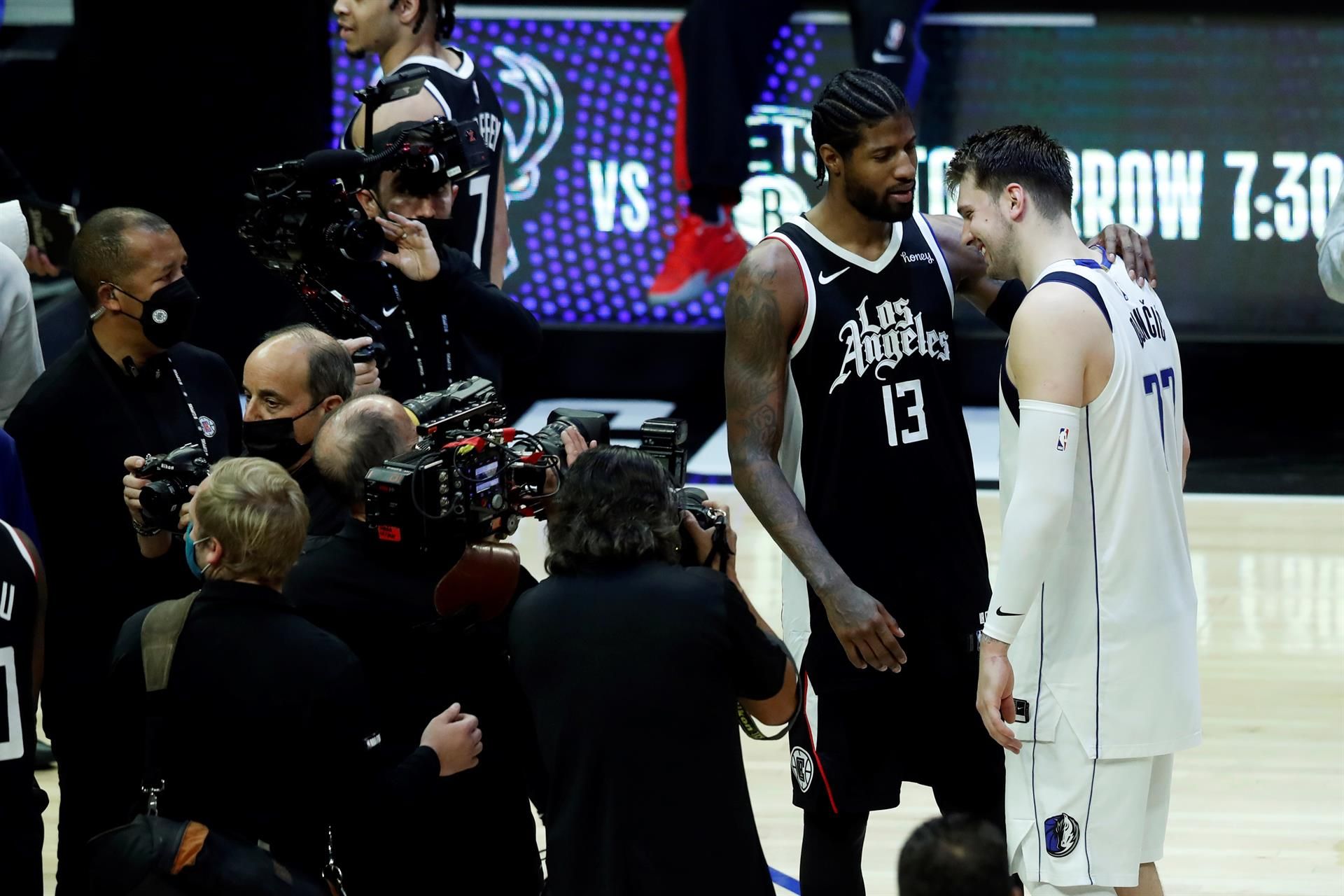 Paul George saluda a Luka Doncic al término del partido.