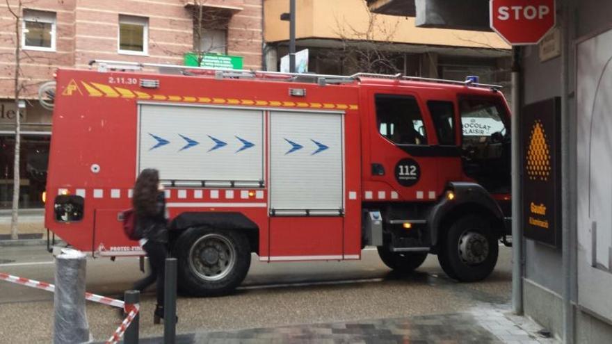 Els Bombers no poden entrar a la plaça Josep Pallach