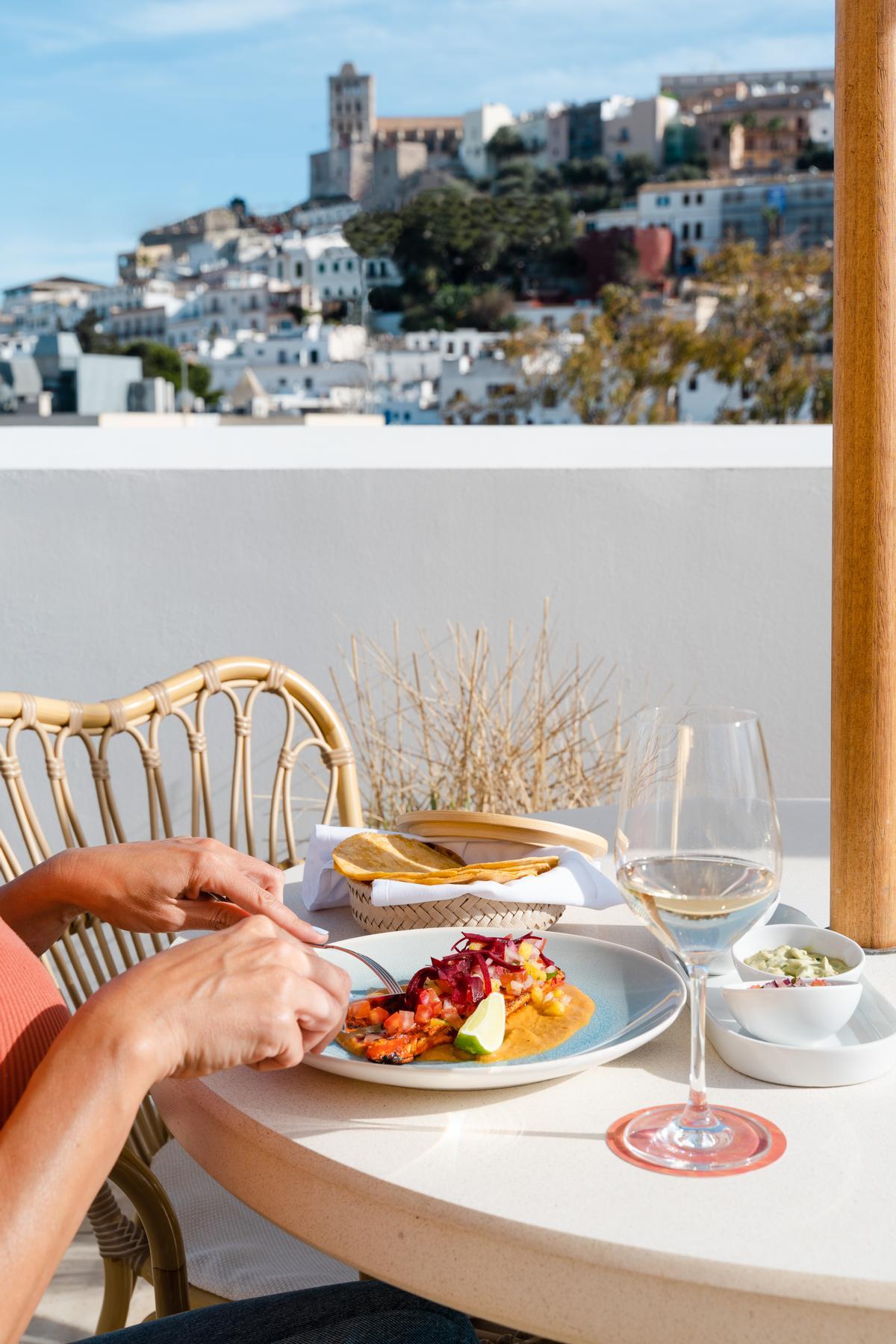 ¿Te imaginas disfrutar de una gastronomía única con esta increíble vista a Dalt Vila?