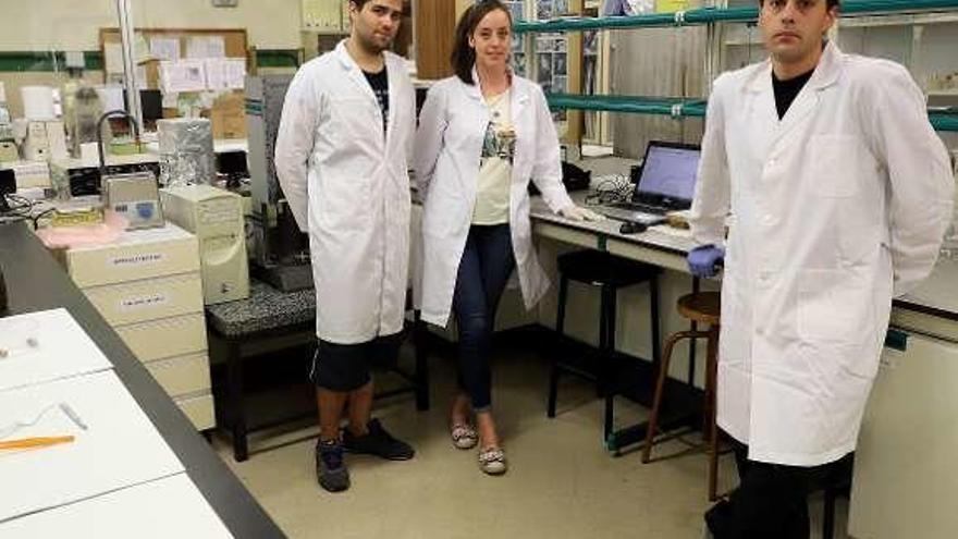 David Conde, Juan Arribas y Celia García parte del equipo del proyecto para medir la maduración de la uva.