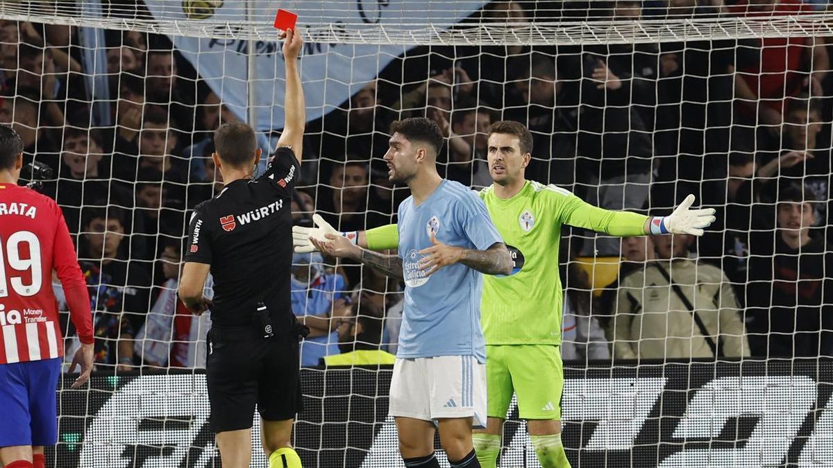 El árbitro Cuadra Fernández muestra la tarjeta roja a Iván Villar, tras cometer un penalti, durante el partido que enfrentó al Celta con el Atlético de Madrid.