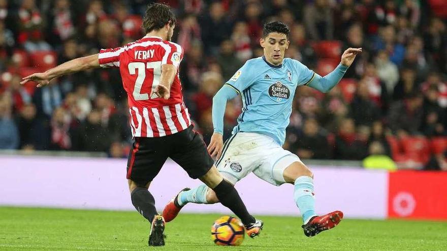 Pablo Hernández trata de arrebatar el balón a Yeray. // LOF