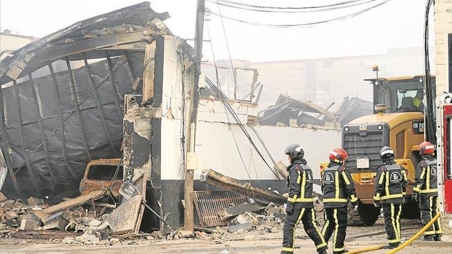 Un voraz incendio arrasa un taller mecánico
