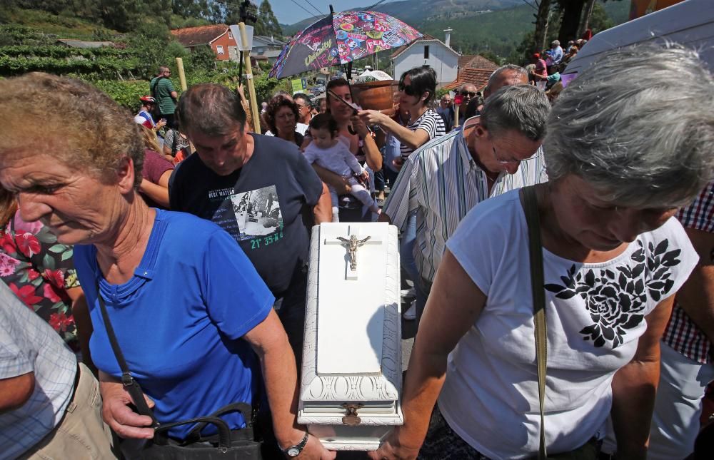 Personas que han sobrevivido a la muerte han desfilado en ataúdes en Ribarteme (As Neves), para dar las gracias a Santa Marta