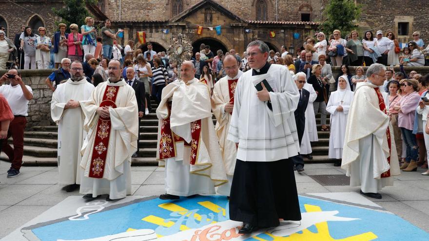 Avilés reúne a 150 comulgantes en el Corpus Christi de San Nicolás