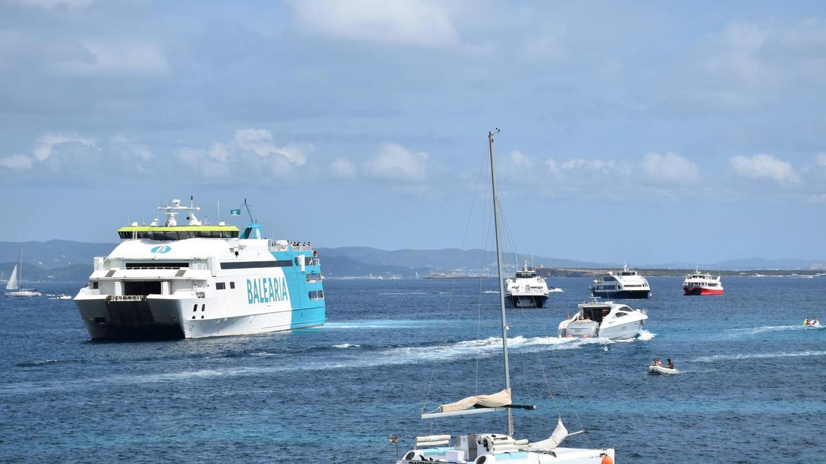 Uno de los barcos que cubren la línea Ibiza-La Savina