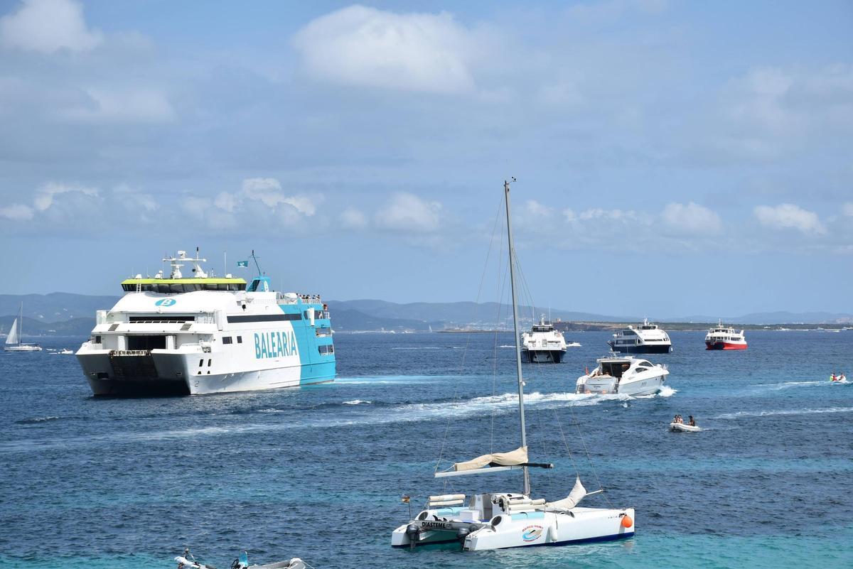Uno de los barcos que cubren la línea Ibiza-La Savina