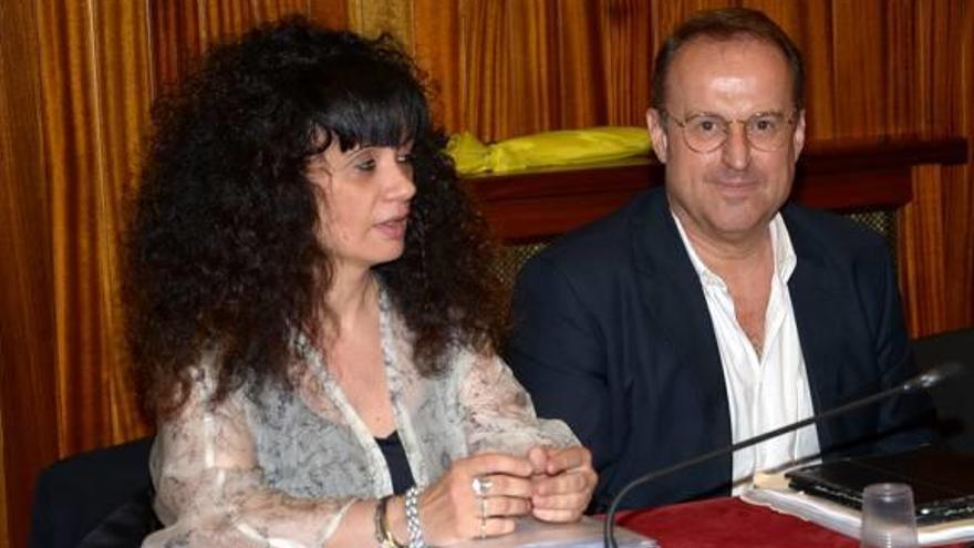 Núria Galimany i Manel Toro, com a regidors no adscrits en un ple de l&#039;Ajuntament.