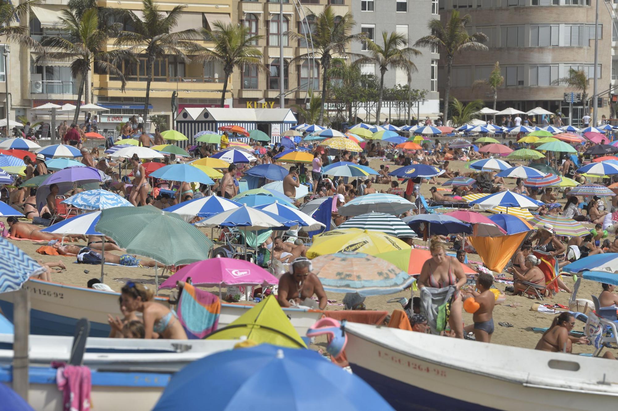 Bañistas en la playa de Las Canteras durante la ola de calor (18/07/2021)