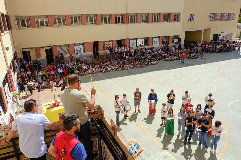 Los centros educativos de la ciudad acostumbran a dedicar la mañana del primer día de fiestas a recrear los actos más emblemáticos